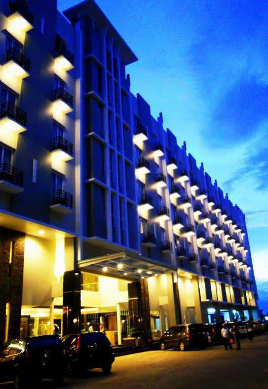 Orchardz Hotel Ayani Понтианак Экстерьер фото